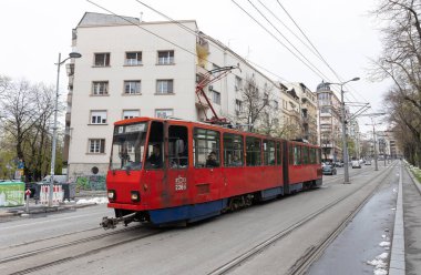 5 Nisan 2023 Belgrad, Sırbistan: kırmızı eski bir tramvay cadde boyunca ilerliyor. Orta çekim