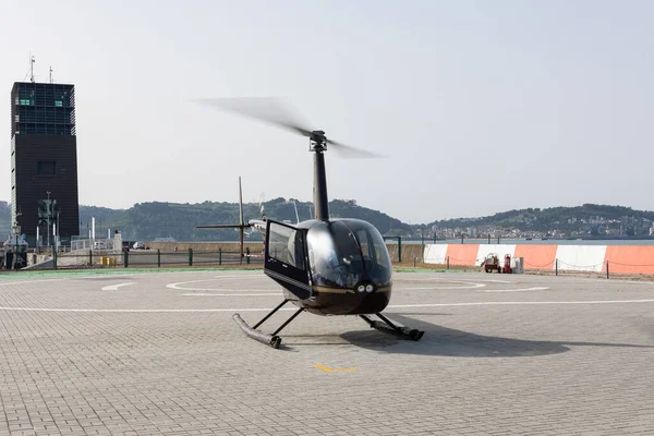 Μαύρο Ελικόπτερο Σταθμευμένο Στο Χώρο Προσγείωσης Μεσαίο Πλάνο — Φωτογραφία Αρχείου