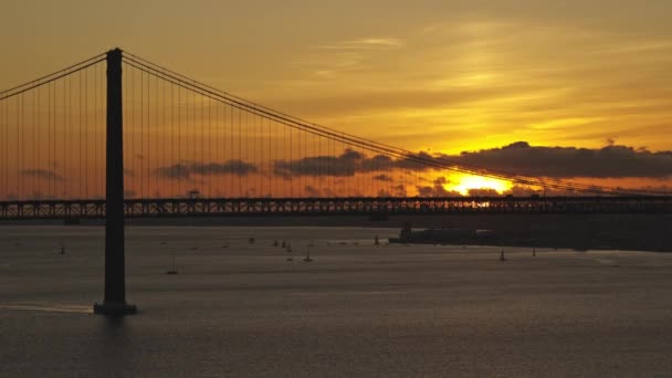 Jembatan Gantung Akhir Oranye Cerah Matahari Terbenam Ditengah Tembakan — Stok Video