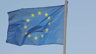 Avrupa Birliği bayrağı rüzgarda dalgalanıyor. Orta çekim