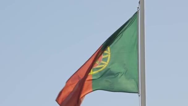 Σημαία Της Πορτογαλίας Κυματίζει Στον Άνεμο Ενάντια Στον Ουρανό Μεσαίο — Αρχείο Βίντεο