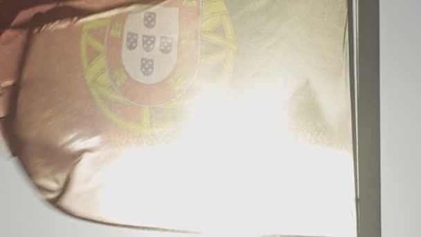 Φως Διαπερνά Τον Ιστό Της Σημαίας Της Πορτογαλίας Μεσαίο Πλάνο — Αρχείο Βίντεο