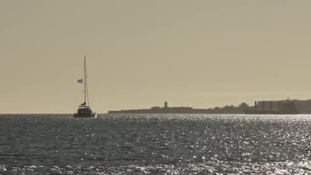 Ιστιοπλοϊκό Σκάφος Στο Ποτάμι Ηλιοβασίλεμα Μεσαίο Πλάνο — Αρχείο Βίντεο