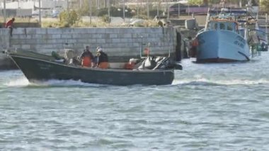 11 Nisan 2023 Lizbon, Portekiz: bir motorlu tekne işçileri rıhtıma yüzüyor. Orta çekim
