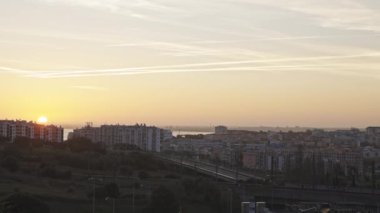 Gün batımında Lizbon şehri manzarası. Orta çekim