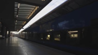 Tren açık hava istasyonundan geçiyor. Orta çekim