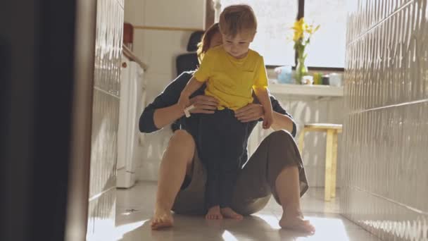 Mãe Amarra Cadarço Nas Calças Dos Filhos Sorridentes Meio Tiro — Vídeo de Stock