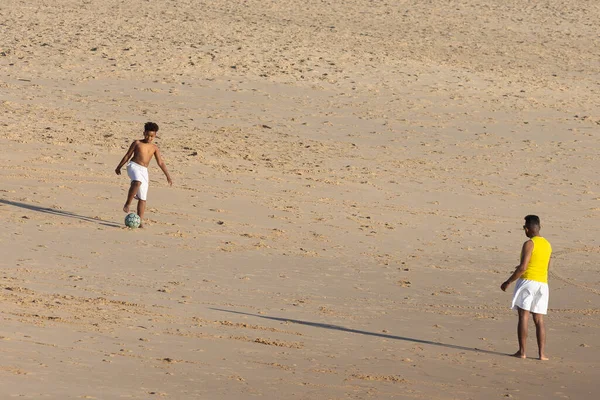 Апреля 2023 Лиссабон Португалия Коста Капарика Чернокожие Дети Играют Мячом — стоковое фото