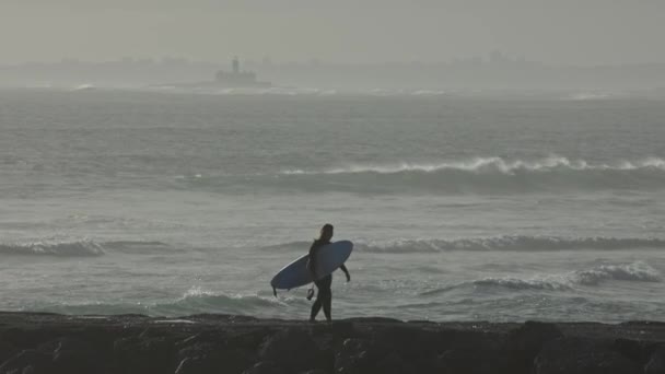 2023年4月19日葡萄牙里斯本 Costa Caparica 一名妇女与冲浪板在海滩上行走的肖像 — 图库视频影像