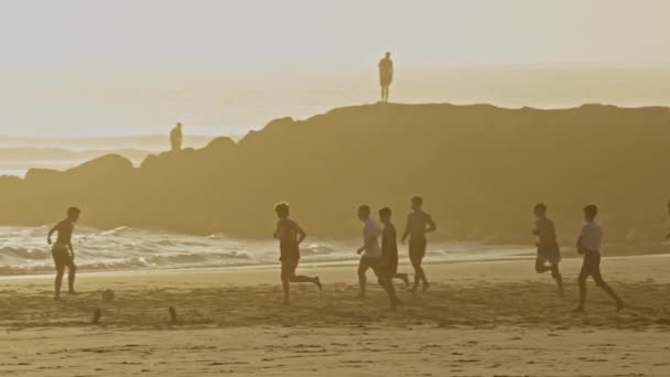 Abril 2023 Lisboa Portugal Costa Caparica Adolescentes Jogar Bola Praia — Vídeo de Stock