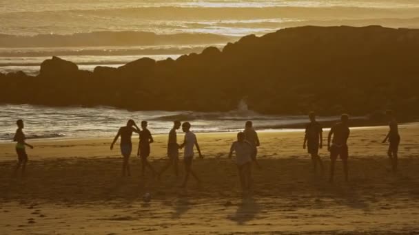 2023年4月19日葡萄牙里斯本 Costa Caparica Costa Caparica 年轻男孩在日落时在海滩踢足球 — 图库视频影像