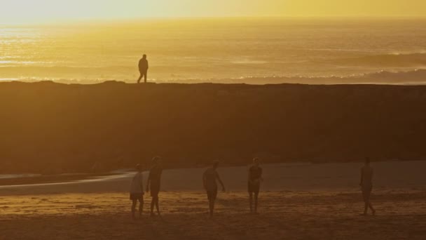 2023年4月19日葡萄牙里斯本 Costa Caparica Costa Caparica 少年在橙色日落时在海滩上打球 — 图库视频影像