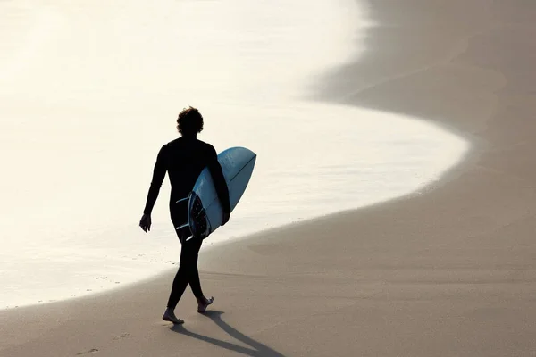 Schwarze Silhouette Eines Mannes Mit Surfbrett Der Strand Spaziert Mittelschuss — Stockfoto