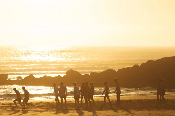 Молоді Чоловіки Грають Пляжі Заході Сонця Постріл — стокове фото