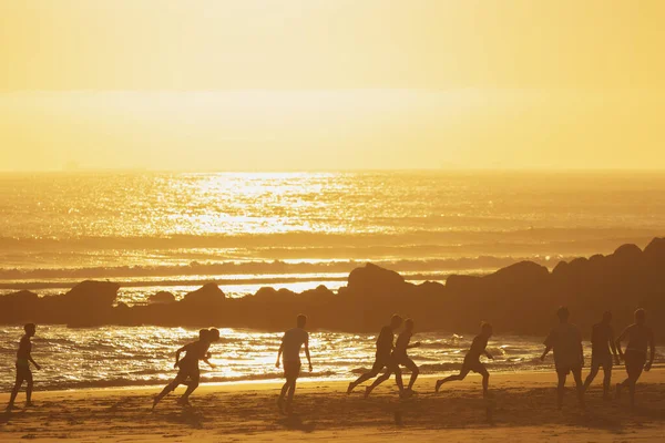 Junge Leute Spielen Ball Strand Bei Sonnenuntergang Mittelschuss — Stockfoto