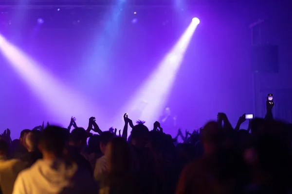 Világos Lámpák Világítják Meg Színpadot Koncerten Tömeg Sziluettje Előtérben Középső — Stock Fotó