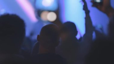 İnsanlar mavi ışıkta konser vermeyi severler. Orta çekim