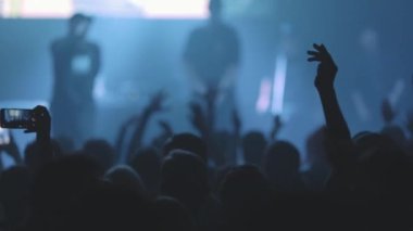 Canlı Rap konserindeki kalabalığın kafaları. Orta çekim