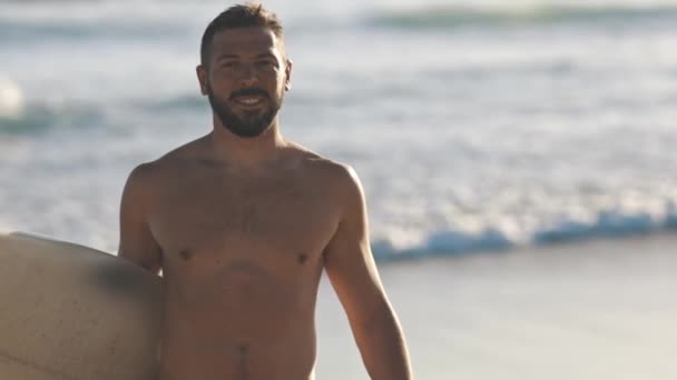 Lächelnder Surfer Mit Nacktem Oberkörper Strand Mittelschuss — Stockvideo