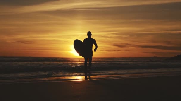 Silhouet Van Een Atletische Surfer Bij Zonsondergang Tussenschot — Stockvideo