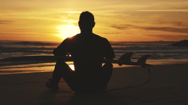 Silhouet Van Een Eenzame Surfer Die Bij Zonsondergang Aan Kust — Stockvideo