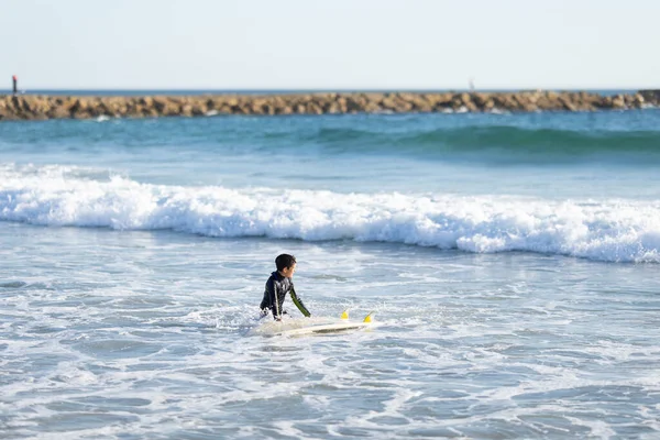 Ein Kleiner Junge Surft Meer Mittelschuss — Stockfoto