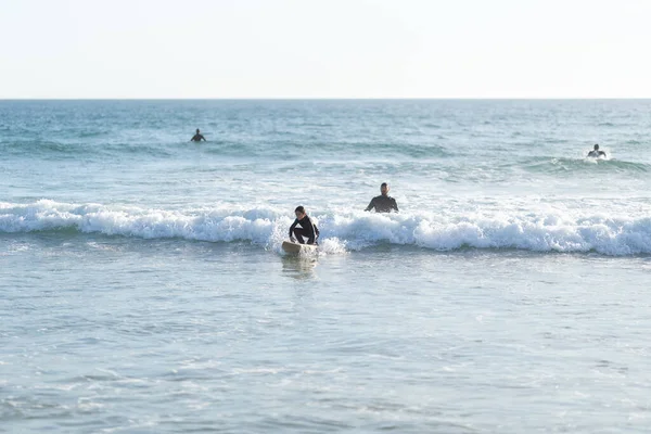 Uma Família Surfistas Pai Ensinando Seu Filho Servir Meio Tiro — Fotografia de Stock