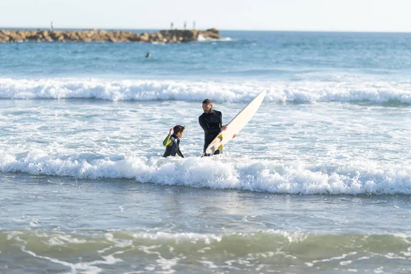 Padre Hijo Surfistas Trajes Neopreno Mar Mid Shot — Foto de Stock