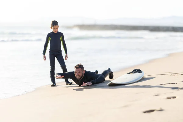 Сім Серферів Усміхнений Батько Лежить Піску Біля Дошки Серфінгу Показуючи — стокове фото