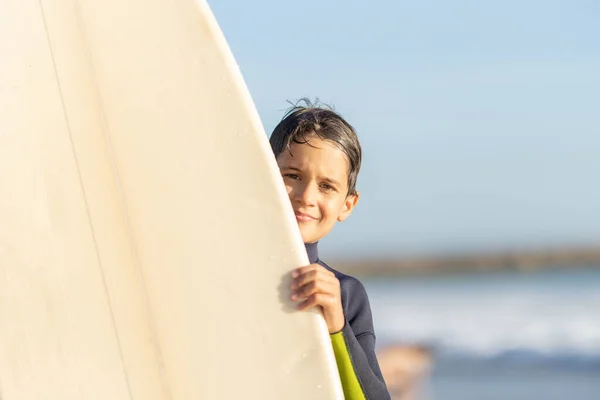 Маленький Хлопчик Дивиться Дошки Серфінгу Середній Постріл — стокове фото