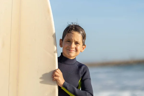 Усміхнений Маленький Хлопчик Дивиться Дошки Серфінгу Середній Постріл — стокове фото