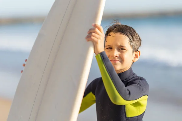 Милий Хлопчик Гідрокостюмі Тримає Дошку Серфінгу Середній Постріл — стокове фото
