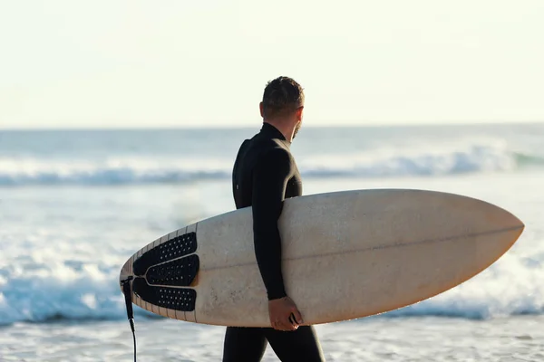 Ein Surfer Neoprenanzug Geht Mit Einem Surfbrett Ufer Entlang Und — Stockfoto