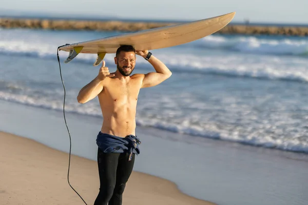 Surfista Homem Sorridente Com Tronco Segurando Uma Prancha Surf Sobre — Fotografia de Stock