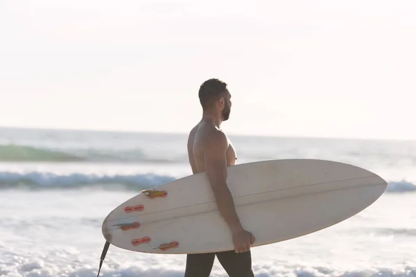 Surfista Con Torso Desnudo Caminando Orilla Del Mar Mid Shot — Foto de Stock