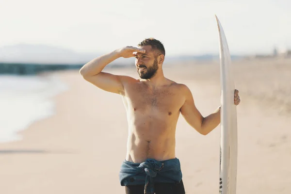 Homem Surfista Com Tronco Olhar Distância Meio Tiro — Fotografia de Stock