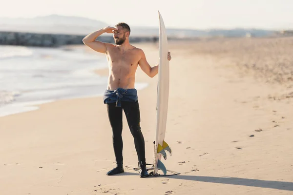 Athletic Man Surfer Naked Torso Looking Distance Mid Shot — Stock Photo, Image