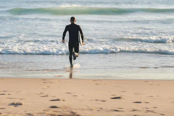 Atlético Surfista Num Fato Mergulho Que Corre Para Oceano Com — Fotografia de Stock
