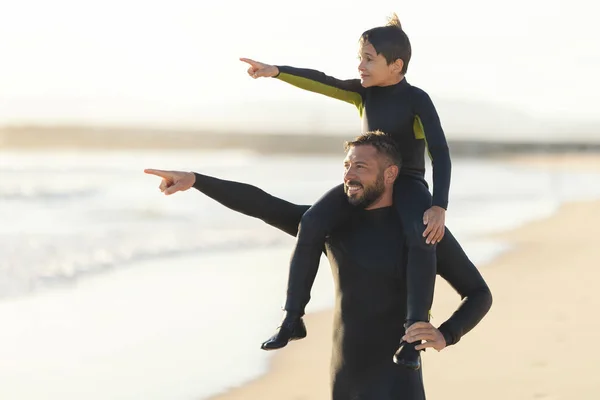 Маленький Син Плечах Свого Батька Вказує Море Середній Постріл — стокове фото