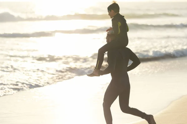 Маленький Син Плечах Батька Біжить Моря Заході Сонця Середній Постріл — стокове фото