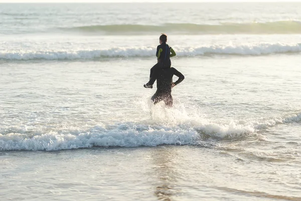 Pequeño Hijo Sobre Los Hombros Padre Corriendo Hacia Mar Atardecer — Foto de Stock