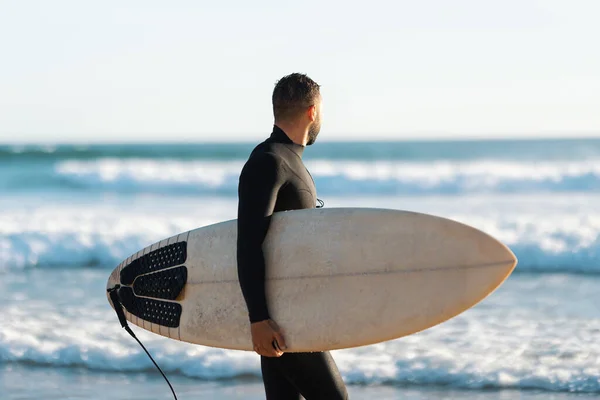 Ein Mann Surft Neoprenanzug Ufer Hält Ein Surfbrett Der Hand — Stockfoto