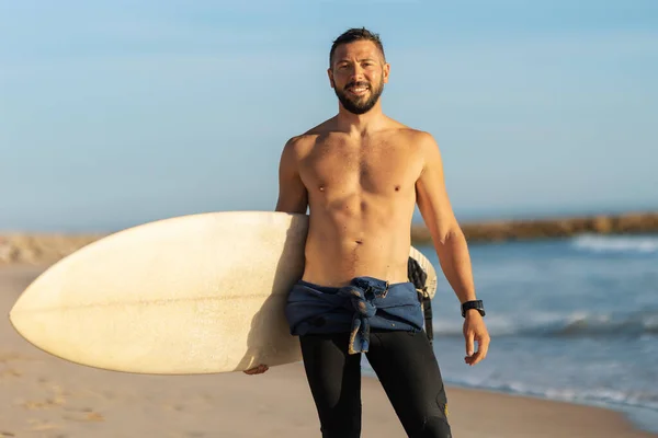 Homem Surfista Com Tronco Costa Segurando Uma Prancha Surf Meio — Fotografia de Stock