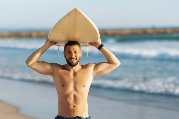 Surfista Com Tronco Segurar Uma Prancha Surf Sobre Cabeça Meio — Fotografia de Stock