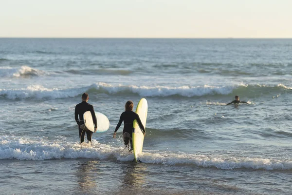 Homem Uma Mulher Vão Para Mar Com Pranchas Surf Meio — Fotografia de Stock