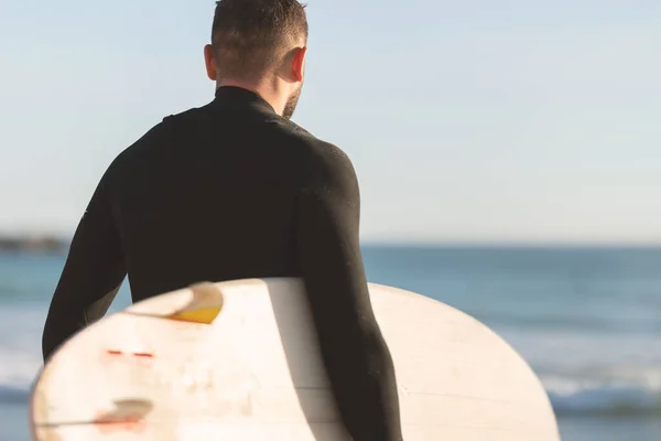 Seorang Pria Atletik Surfer Dalam Baju Selam Berdiri Oleh Laut Stok Gambar