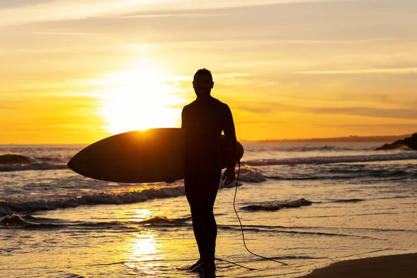 Silhuett Atletisk Man Surfare Stranden Mittskott — Stockfoto
