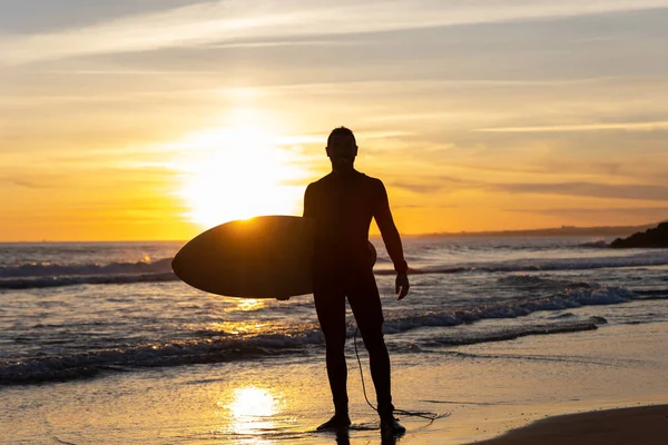 Silueta Hombre Surfista Orilla Del Mar Mid Shot — Foto de Stock