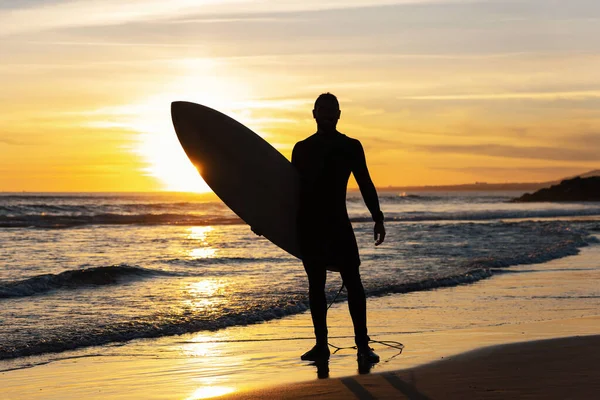 Die Silhouette Eines Fitten Surfers Meeresufer Mittelschuss — Stockfoto
