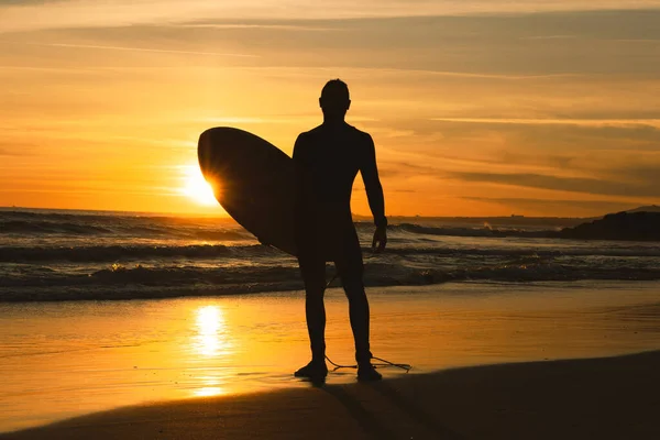 Silhouette Eines Surfers Mit Surfbrett Meeresufer Mittelschuss — Stockfoto